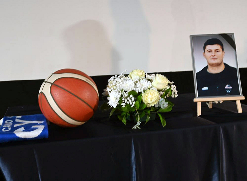 ФОЧА, 27. АПРИЛА /СРНА/ - Творац једног од највећих успјеха фочанског спорта, некадашњи кошаркаш и кошаркашки тренер Љубиша Љуба Ковачевић, који је изненада преминуо у 51. години, сахрањен је данас на фочанском гробљу Бараковац.