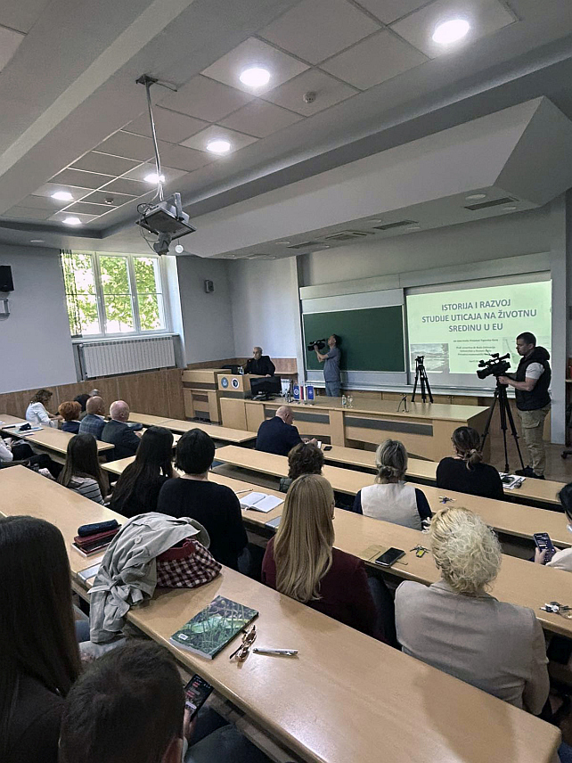 БАЊАЛУКА, 27. АПРИЛА /СРНА/ - Професор Божо Далмација, емеритус Универзитета у Новом Саду одржао је на Природно-математичком факултету предавање о теми "Историја и развој студије утицаја на животну средину у ЕУ /са студијом случаја пројекат - Трговска гора/.