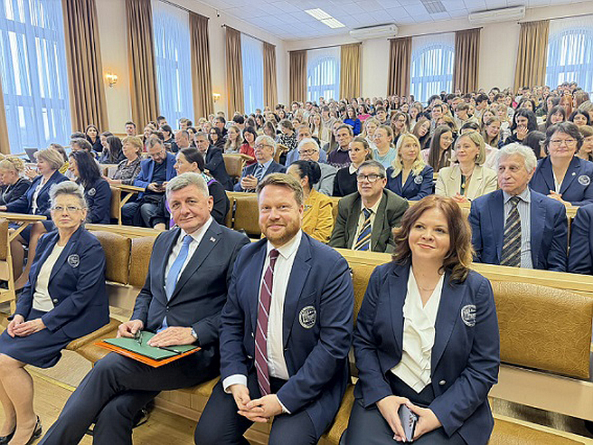 МОСКВА, 27. АПРИЛА /СРНА/ - Министар за научнотехнолошки развој и високо образовање Републике Српске Драга Мастиловић током посјете Ивановском државном универзитету Мастиловић гдје је разговарао са ректором и предсједником Научног савјета Ивановске области Алексејем Малигином. На свечаној сједници Научног вијећа Мастиловићу је уручена тога и диплома, као симбол недавно додијељене титуле почасног професора Ивановског државног универзитета.