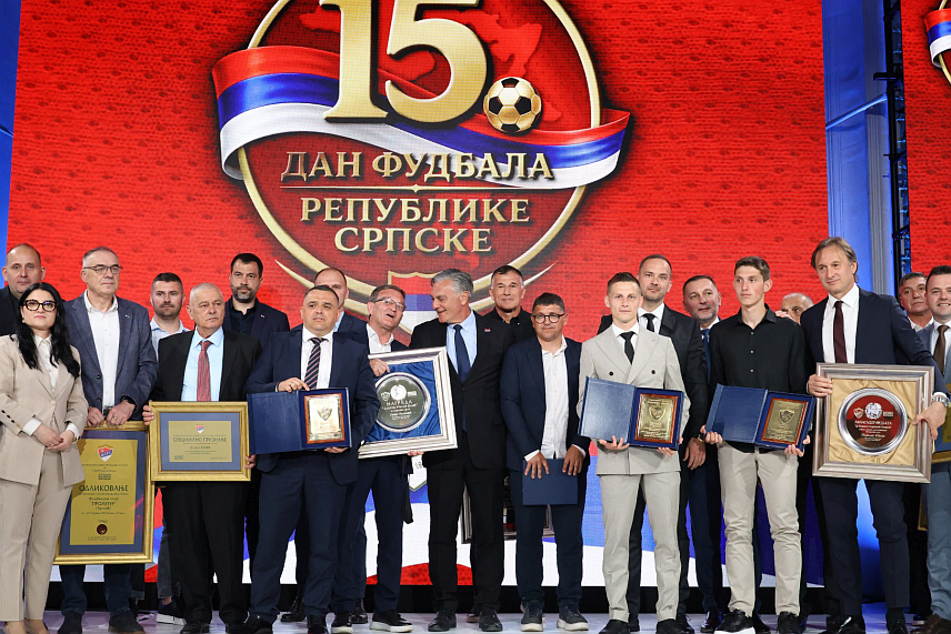 БАЊАЛУКА, 27. АПРИЛА /СРНА/ - Манифестација "Дан фудбала", коју организује Фудбалски савез Републике Српске и "Спортски журнал" у Бањалуци. /Борислав Здриња/