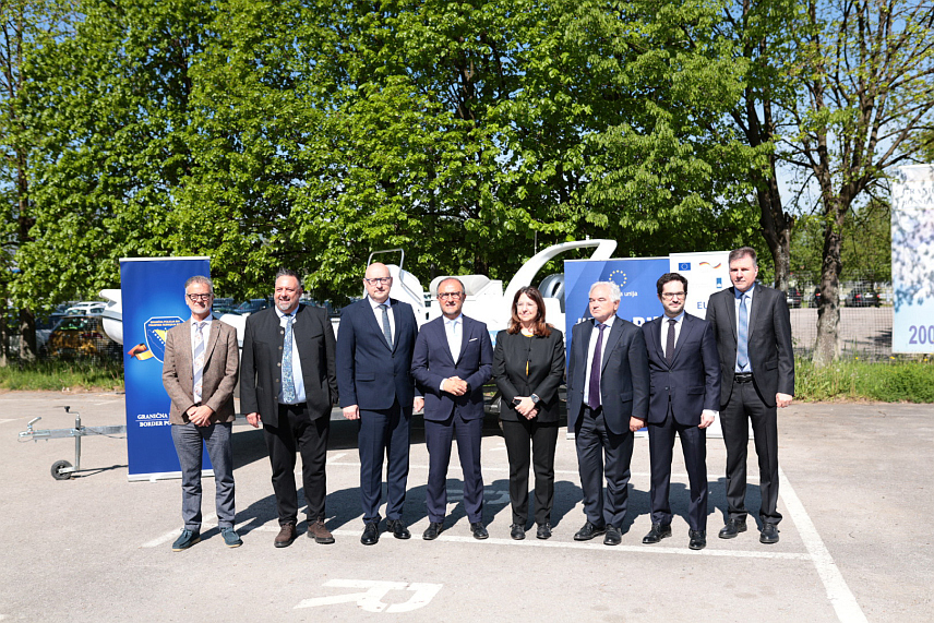 САРАЈЕВО, 27. АПРИЛА /СРНА/ - ЕУ, Њемачка, Италија и Холандија донирале су данас специјализовану опрему Граничној полицији БиХ с циљем јачања оперативне спремности службеника и побољшања капацитета управљања границама.