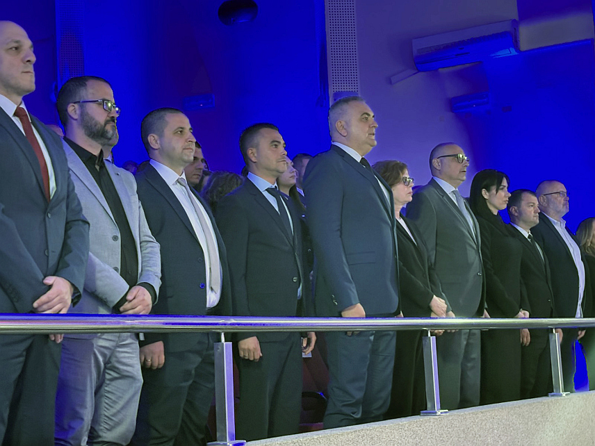 КОЗАРСКА ДУБИЦА, 27. АПРИЛА /СРНА/ - У Козарској Дубици је вечерас одржана свечана академија поводом Дана општине, 27. априла којој су присуствовали предсједник Владе Републике Српске Саво Минић, министар управе и локалне самоуправе Републике Српске Сенка Јујић и начелник општине Козарска Дубица Игор Савковић.