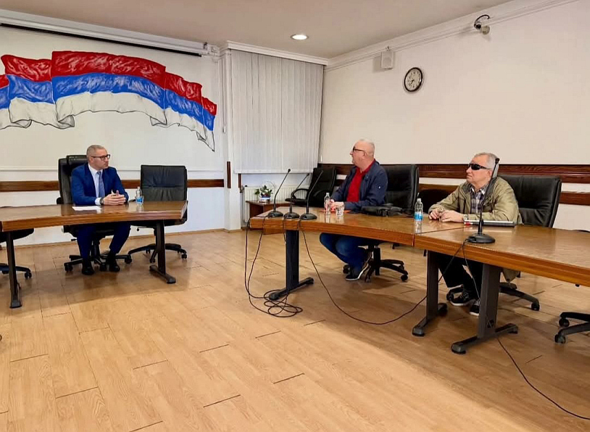 ПРЊАВОР, 28. АПРИЛА /СРНА/ - Градоначелник Прњавора Дарко Томаш на састанку са представницима Градске организације слијепих Прњавора.