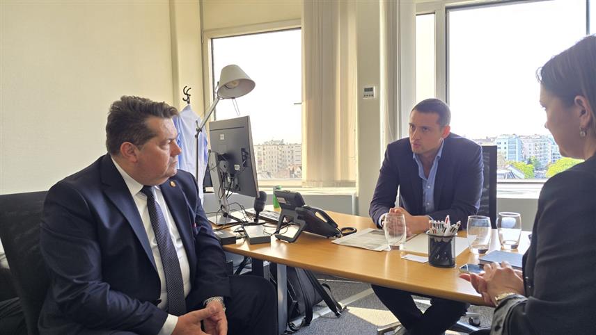 БАЊАЛУКА/СТРАЗБУР, 28. АПРИЛА /СРНА/ - Делегација Народне скупштине Републике Српске, на челу са предсједником Ненадом Стевандићем, разговарала је у Стразбуру са послаником из Француске у Европском парламенту Александром Николићем о бољем позиционирању интереса Српске.