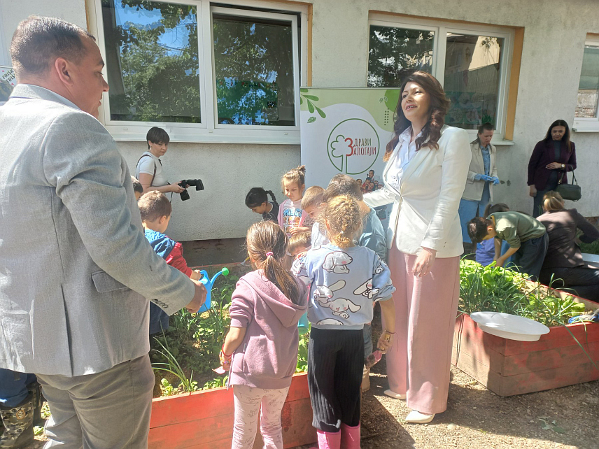 БАЊАЛУКА, 28. АПРИЛА /СРНА/ - Министар пољопривреде, шумарства и водопривреде Републике Српске Анђелка Кузмић је данас посјетила бањалучки вртић "Радост" и мини-башту коју су садила дјеца.