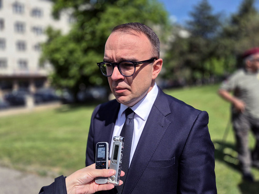 БЕОГРАД, 28. АПРИЛА /СРНА/ - Амбасадор БиХ у Србији Александар Врањеш изјавио је да се српски народ и данас, 108 година од смрти Гаврила Принципа и 112 година од Сарајевског атентата, бори са окупационом управом у БиХ.