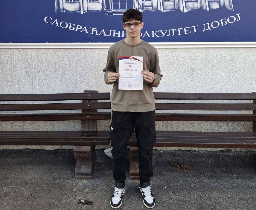 ФОЧА, 28. АПРИЛА /СРНА/ - Ученик првог разреда фочанске гимназије Стефан Грујичић, републички шампион у физици и вицешампион у математици, интензивно се спрема за Балкандијаду из физике, која се крајем јуна одржава у Турској.
