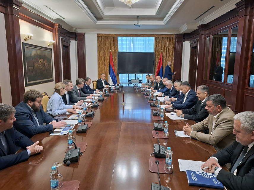 БАЊАЛУКА, 28. АПРИЛА /СРНА/ - Министар привреде и предузетништва Републике Српске Раденко Бубић и делегација Владе руске Нижегородске области сагласили су се данас да је циљ будуће сарадње успостављање заједничких производних капацитета, те креирање комплетног извозног производа уз финансијску подршку обје владе.