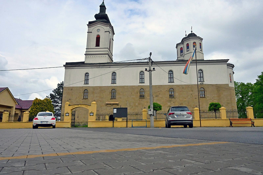 ШАМАЦ, 28. АПРИЛА /СРНА/ - У Обудовцу су завршени радови на уређењу платоа испред Храма Рођења Пресвете Богородице, једног од најзначајнијих духовних симбола посавског краја.