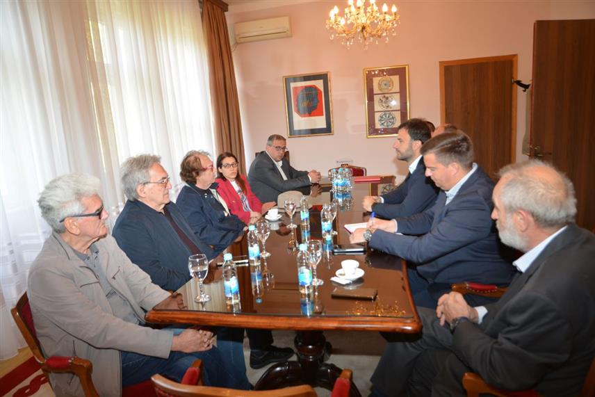 ПРИЈЕДОР, 28. АПРИЛА /СРНА/ - Градоначелник Приједора Слободан Јавор примио је данас прослављеног редитеља Лордана Зафрановића и овом приликом изразио жељу да премијера филма "Златни рез 42 /Дјеца Козаре/" у Републици Српској буде организована управо у Приједору.