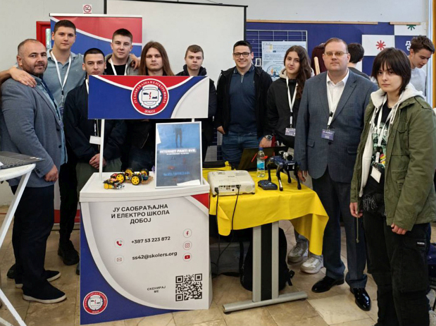 ДОБОЈ, 28. АПРИЛА /СРНА/ - Саобраћајна и електро школа из Добоја добитник је признања и пехара за најбољу средњу школу из области информатике на "Иносту младих" у Бањалуци, гдје је учествовало око 1.200 излагача са више од 500 иновација из више земаља.