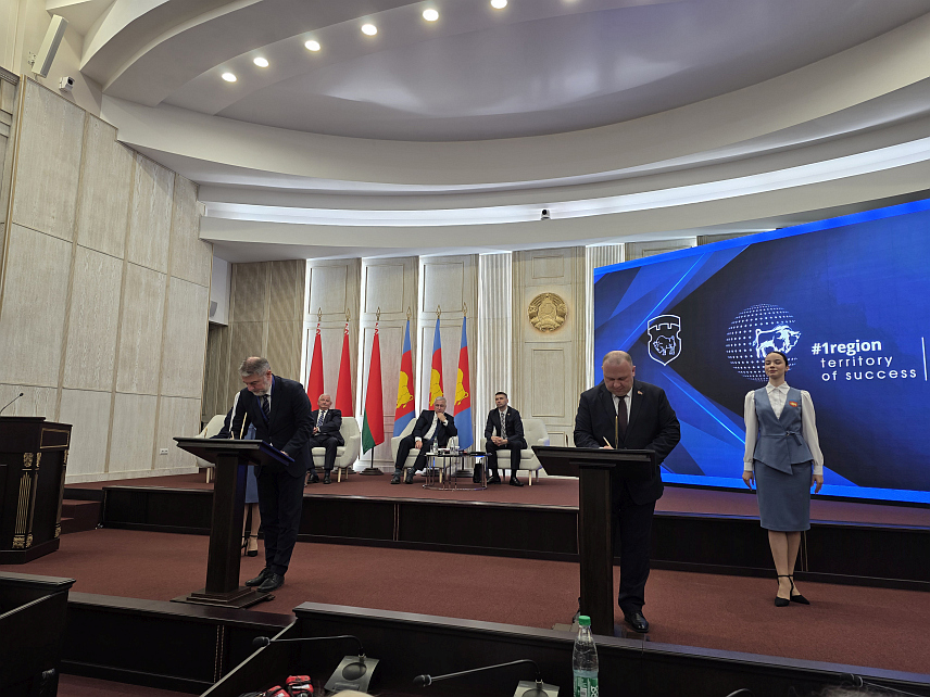 БРЕСТ, 28. АПРИЛА /СРНА/ - Између Министарства здравља и социјалне заштите Републике Српске и Брестског обласног извршног комитета данас је у Бјелорусији потписан меморандум о сарадњи с циљем успостављања институционалне сарадње, унапређења и повећања ефикасности и квалитета лијечења пацијената. Меморандум је у име Министарства потписао министар здравља и социјалне заштите Републике Српске Ален Шеранић.