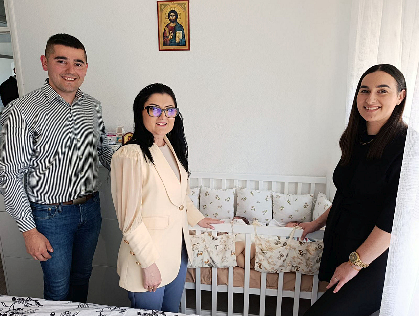 ШИПОВО, 28. АПРИЛА /СРНА/ - Министар породице, омладине и спорта Републике Српске Ирена Игњатовић посјетила је данас породицу Вујнић у Шипову, која је добила тројке и уручила им пригодне поклоне.