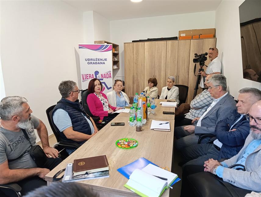 БРЧКО, 28. АПРИЛА /СРНА/ - Представници Удружења грађана "Вјера и нада" и Фонда здравственог осигурања Брчко дистрикта одржали су данас састанак с циљем измјене правилника који регулишу ортопедска помагала и рехабилитационо-стационарни третман, како би се цијене и услуге прилагодиле стварним потребама корисника.