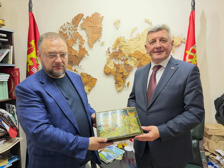 БАЊАЛУКА, МОСКВА 28. АПРИЛА /СРНА/ - Министар за научнотехнолошки развој и високо образовање Републике Српске Драга Мастиловић посјетио је данас Руско-балкански центар за пословну сарадњу и културу те је том приликом било ријечи о привредном повезивању Српске и Русије.