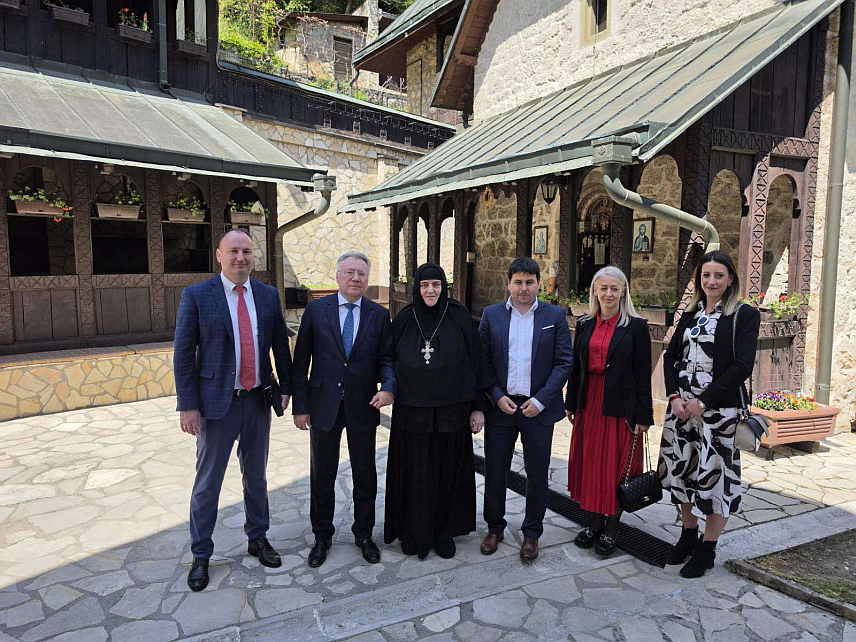 ШЕКОВИЋИ, 28. АПРИЛА /СРНА/ - Амбасадор Руске Федерације у БиХ Игор Калабухов данас је посјетио Основну школу "Јован Дучић" у Шековићима, као и средњовјековне манастире Ловница и Папраћа, те је том приликом истакао да се осјећа као у својој земљи.