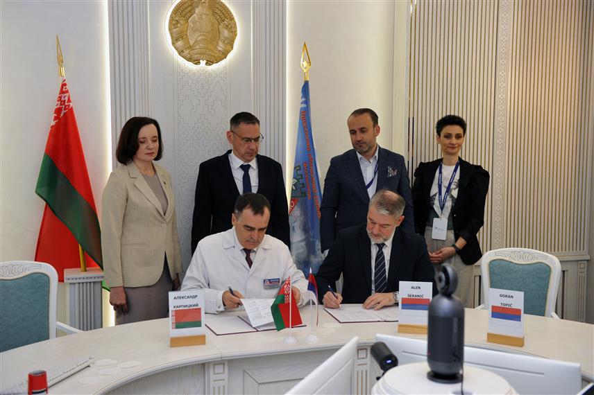 БРЕСТ, 29. АПРИЛА /СРНА/ - Делегација Републике Српске у оквиру посјете Брестској обласној клиничкој болници у Бјелорусији упознала се са најновијим методама у третману кардиоваскуларних болести, као и са извођењем минимално инвазивних и сложених захвата, те потписала низ споразума.