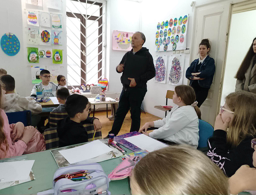 НОВИ ГРАД, 29. АПРИЛА /СРНА/ - Стрип аутор Милорад Вицановић је у Новом Граду водио радионицу стрипа за дјецу.