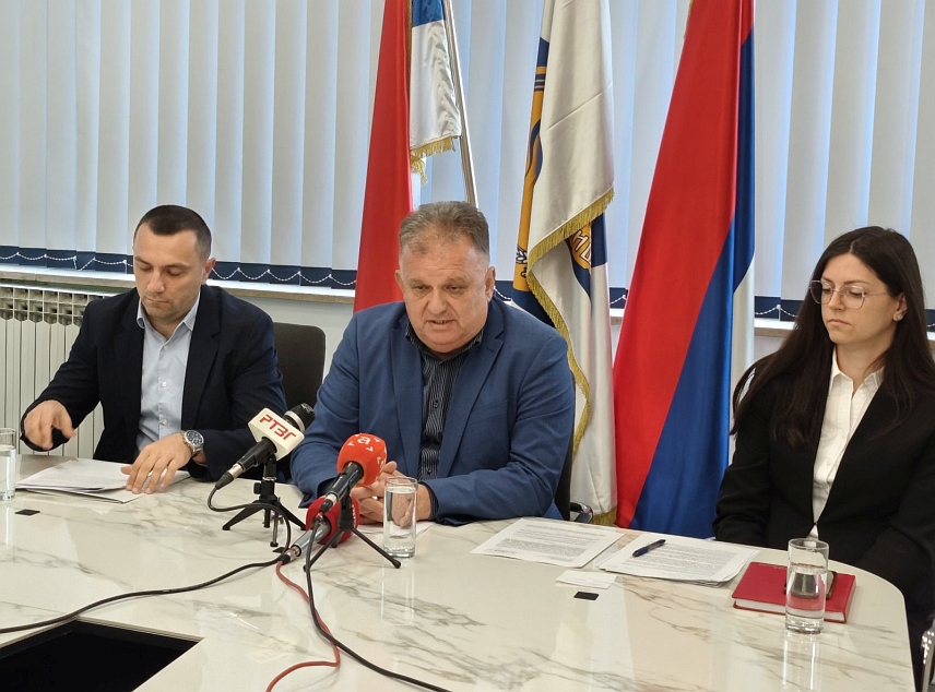 ГРАДИШКА, 29. АПРИЛА /СРНА/ - Градоначелник Градишке Зоран Аџић и правни заступник града Градишка Жељко Влачић на конференцији за новинаре.