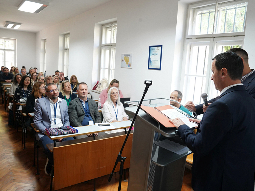 ТРЕБИЊЕ, 29. АПРИЛА /СРНА/ - У Требињу је данас почео Међународни симпозијум под називом "Вјерски идентитет, вршњачко насиље у школама и благостање дјеце", који се реализује у оквиру великог европског истраживачког пројекта и окупља 139 учесника из 39 земаља широм Европе.