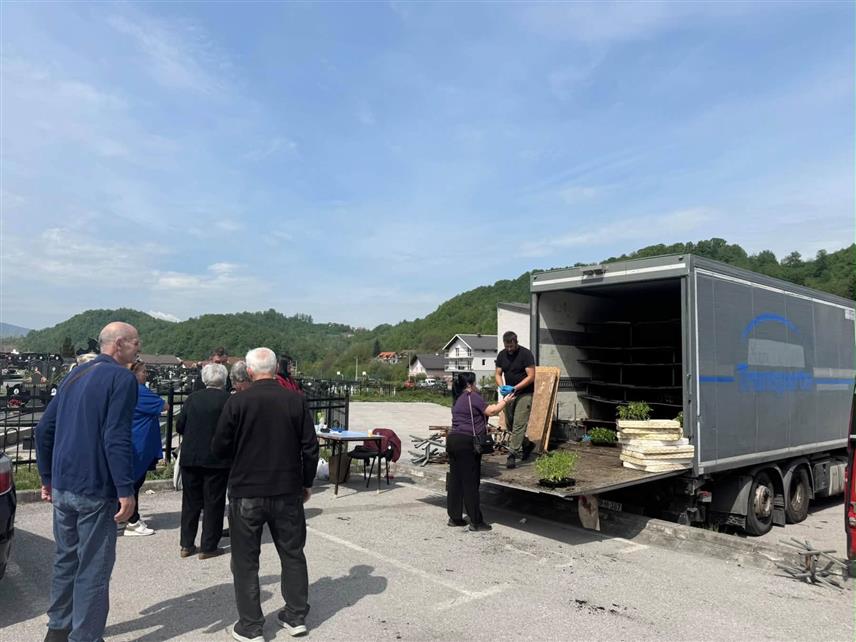 ИСТОЧНО САРАЈЕВО, 29. АПРИЛА /СРНА/ - У Источном Новом Сарајеву данас су подијељени расади поврћа за 320 корисника који се баве пластеничком производњом у оквиру програма подстицаја развоја пољопривреде.