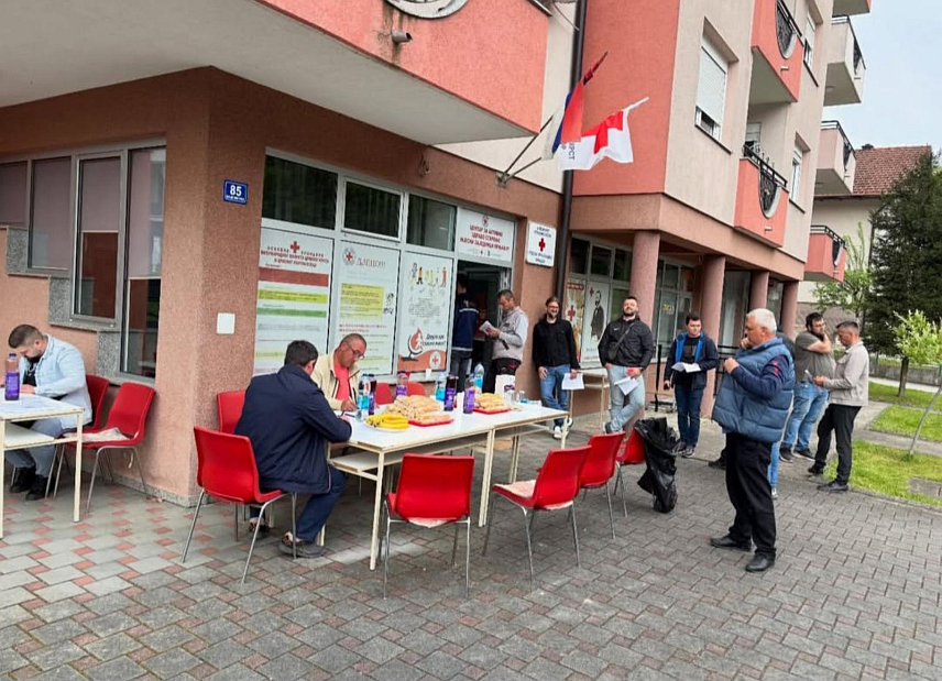 ПРЊАВОР, 29. АПРИЛА /СРНА/ – Градска организација Црвеног крста Прњавор организовала је другу овогодишњу редовну акцију добровољног даривања крви у којој је прикупљено 98 доза ове драгоцјене течности.