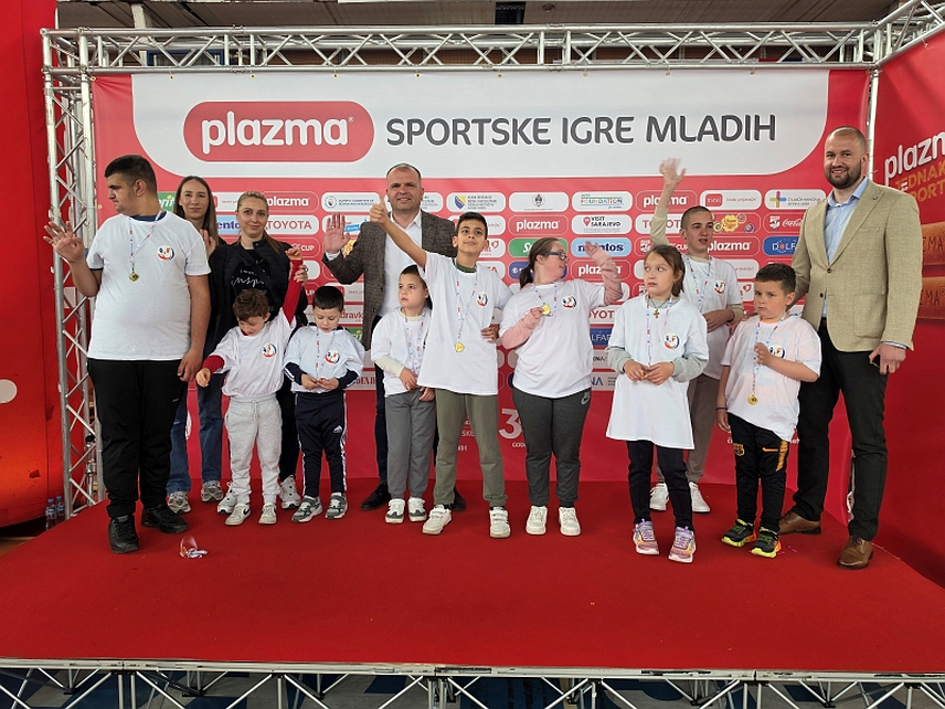 ЗВОРНИК, 29. АПРИЛА /СРНА/ - Зворнички градоначелник Бојан Ивановић отворио је данас 16. "Спортске игре младих", које су окупиле више од хиљаду дјеце. У такмичењу у атлетици учествовала су дјеца из Вртића "Наша радост" и ученици основних школа из Зворника. Ученици ће се надметати и у игри између двије ватре, кошарци, одбојци и фудбалу.