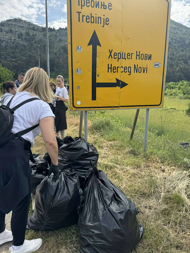 ТРЕБИЊЕ, 29. АПРИЛА /СРНА/ - Акција уређења града Требиња у којој су волонтери чистили отпад око магистралног пута према Дубровнику успјешно је данас реализована, саопштено је из Јавне установе "Екологија и безбједност".