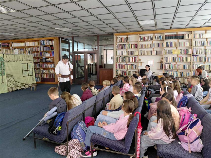 ВЛАСЕНИЦА, 29. АПРИЛА /СРНА/ - Глумац из Новог Града Срећко Марчета одиграо је данас за ученике Основне школе "Вук Караџић" из Власенице монодраму "Казивање ђеда Раде", ауторско дјело инспирисано књижевним јунацима Бранка Ћопића.