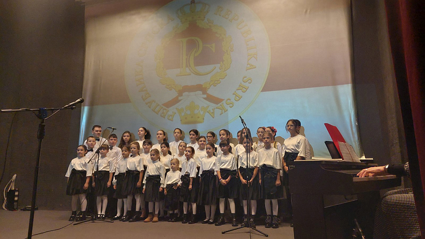 БРАТУНАЦ, 29. АПРИЛА /СРНА/ - Чланови Дјечијег хора "Лудмер", ученици Основне школе "Вук Караџић" и Средњошколског центра из Братунца приредили су вечерас суграђанима разнолик и богат програм представивши своје стваралаштво, таленат и креативност.