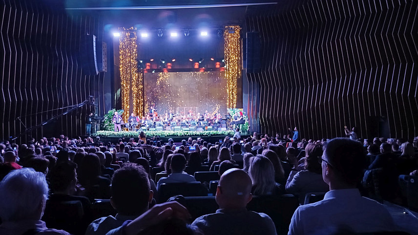 БЕОГРАД, 2. АПРИЛА /СРНА/ - Свечаним концертом у "МТС дворани" у Београду, Народни ансамбл Радио-телевизије Србије /РТС/ обиљежио је 45 година постојања.