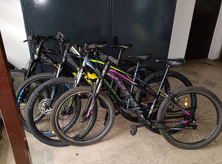 ТУЗЛА, 2. АПРИЛА /СРНА/ - Тузланска полиција саопштила је да ће надлежном тужилаштву доставити извјештај против мушкарца из Тузле чији су иницијали С.М. /36/, осумњиченог за 13 крађа бицикала и бицикала на електрични погон.