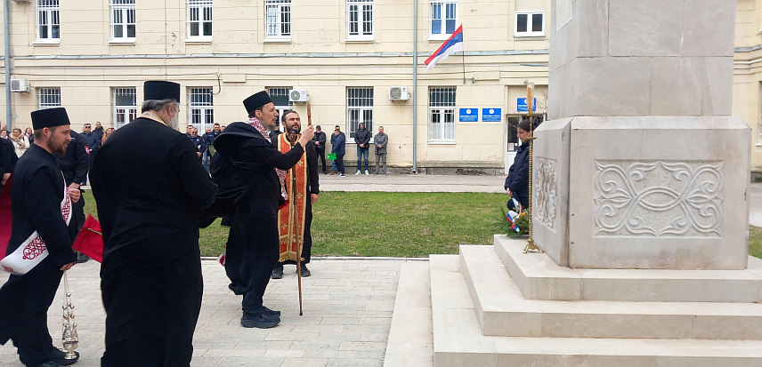 ТРЕБИЊЕ, 2. АПРИЛА /СРНА/ - У Требињу је данас, поводом Дана полиције - 4. априла, служен парастос за 24 припадника Центра јавне безбједности погинула у Одбрамбено-отаџбинском рату.