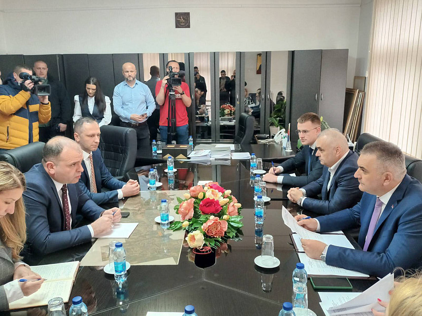 ЗВОРНИК, 2. АПРИЛА /СРНА/ - Састанак премијера Републике Српске Саве Минића и градоначелника Зворника Бојана Ивановића којем присуствује и министар саобраћаја и веза Републике Српске Зоран Стевановић.