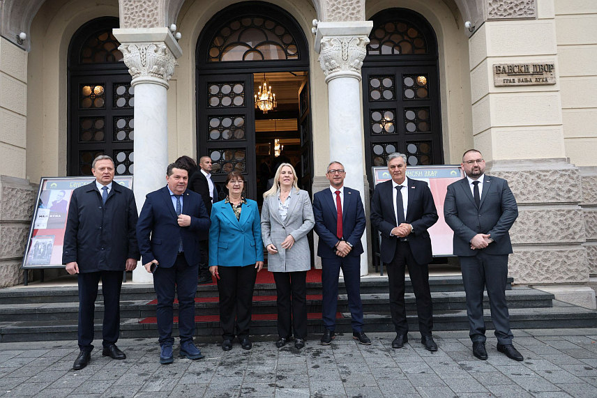 БАЊАЛУКА, 2. АПРИЛА /СРНА/ - Промоција монографије са 12 аутентичних и потресних свједочења жена жртава рата из Републике Српске у Банском Двору у Бањалуци којој присуствују предсједник Републике Српске Синиша Каран, предсједник Народне скупштине Ненад Стевандић, српски члан Предсједништва БиХ Жељка Цвијановић, министри у Влади Српске, представници организација проистеклих из Одбрамбено-отаџбинског рата и бројне званице. /Фото Борислав Здриња/