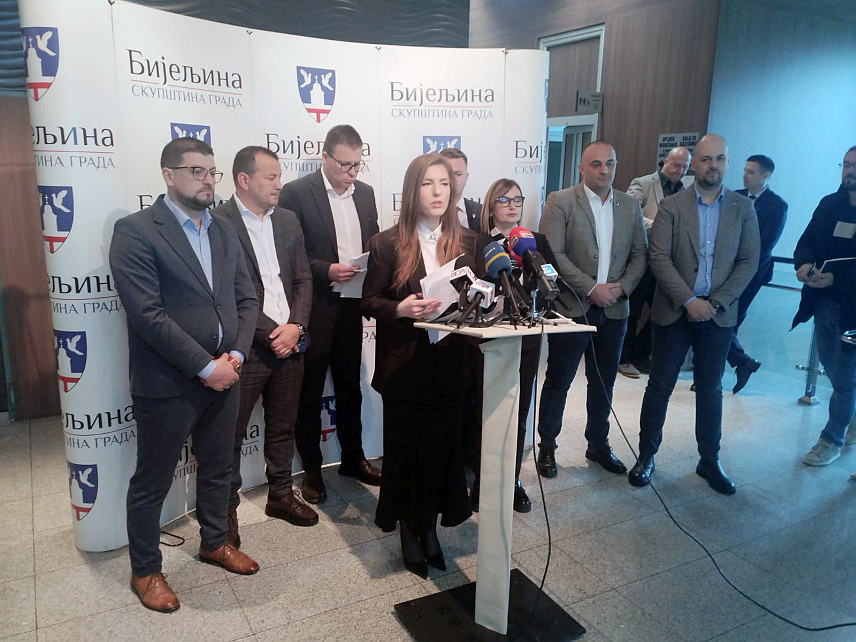 БИЈЕЉИНА, 2. АПРИЛА /СРНА/ - Предсједник Скупштине града Жељана Арсеновић изјавила је након тематске сједнице о "Водоводу" да је овај инцидент раније инсцениран и да су Петровић и сарадници перформансом свјесно избјегли питања о проблемима, те омаловажили Скупштину, раднике "Водовода" и грађане Бијељине.