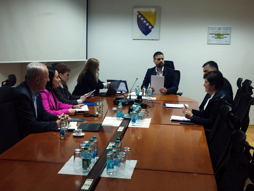 БАЊАЛУКА, 2. АПРИЛА /СРНА/ - У Бањалуци је почела ванредна сједница Управног одбора Управе за индиректно опорезовање /УИО/ БиХ на којој би требало да се поново разматра питање измјена Правилника о унутрашњој организацији УИО којим би се омогућило отварање новог граничног прелаза у Градишци.	
