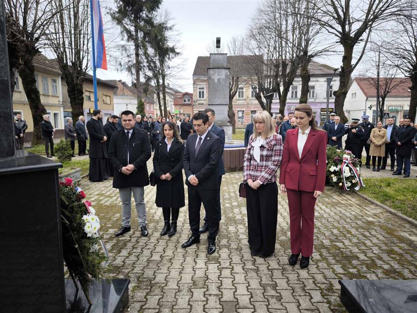 КОСTАЈНИЦА, 2. АПРИЛА /СРНА/ - У оквиру обиљежавања Дана општине у Костајници су положени вијенци код споменика борцима погинулим у Одбрамбено-отаџбинском и Народноослободилачком рату, а потом је одржана свечана сједница Скупштине општине