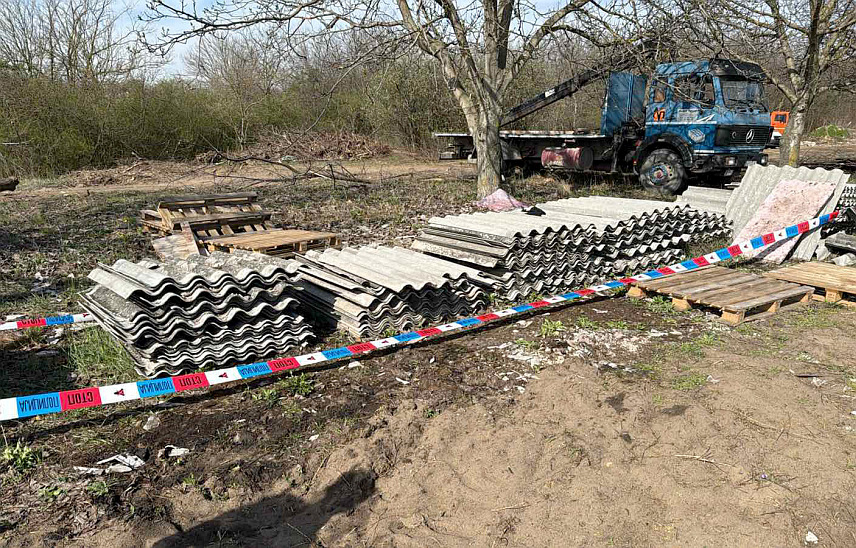 БЕОГРАД, 2. АПРИЛА /СРНА/ - Суботичанин чији су иницијали В.С. /40/ ухапшен је по налогу тужилаштва због неовлаштеног складиштења велике количине азбестних плоча, чије честице имају канцерогено својство.