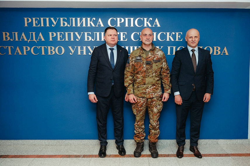 БАЊАЛУКА, 2. АПРИЛА /СРНА/ - Министар унутрашњих послова Републике Српске Жељко Будимир и директор Полиције Синиша Кострешевић данас су у Бањалуци са новоименованим командантом ЕУФОР-а, генерал-мајором Маурицијом Фрондом договорили будућу размјену информација, уз очекивање да ће се успјешна сарадња бити настављена.