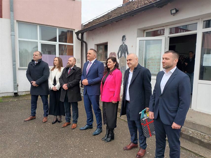 ЗВОРНИК, 2. АПРИЛА /СРНА/ - Премијер Републике Српске Саво Минић и министар саобраћаја и веза Републике Српске Зоран Стевановић и градоначелник Зворника Бојан Ивановић са директором "Вода Српске" Мирославом Миловановићем и директором "Зворник путева" Јеленком Васићем обишли дио обалоутврде Дрине у насељу Терминал и Основну школу "Десанка Максимовић" у Челопеку, гдје су присуствовали часу наставе о безбједности дјеце у саобраћају.