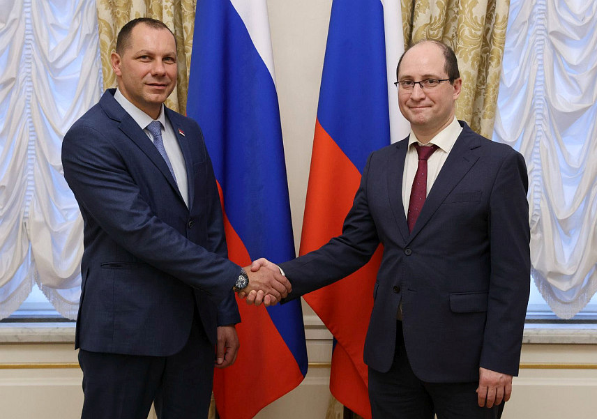 БЕОГРАД/МОСКВА, 2. АПРИЛА /СРНА/ - У просторијама Руског историјског друштва у Моксви састали су се предсједник Управног одбора друштва у Русији Руслан Гагкујев и помоћник предсједника Друштва у Србији за невладине организације и националне мањине Добросава Марића.