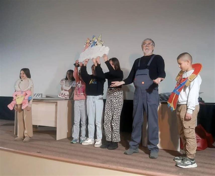 ФОЧА, 2. АПРИЛА /СРНА/ - "Форум театар" из Источног Сарајева данас је фочанском Центру за културу и информисање извео луткарску представу "Искакалице", а у Основној школи "Свети Сава" одржао предавање учитељима о луткама као педагошком алату, те за дјецу радионицу о прављењу лутака.