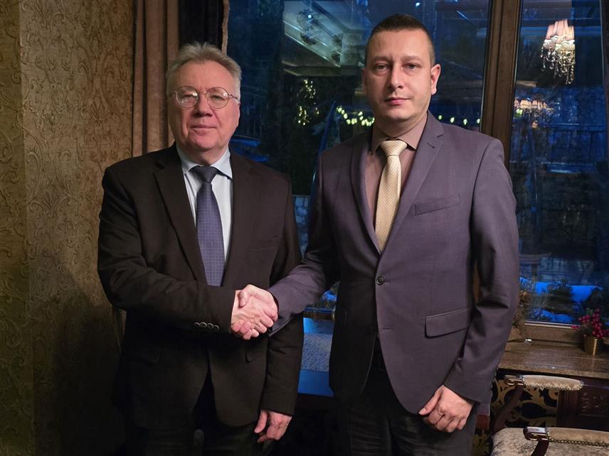 ИСТОЧНО САРАЈЕВО, 2. АПРИЛА /СРНА/ - Замјеник министра одбране у Савјету министара Александар Гогановић разговарао је данас са амбасадором Руске Федерације у БиХ Игором Калабуховом о актуелној политичкој ситуацији у БиХ и савременим геополитичким кретањима и изазовима који обликују домаће и међународне односе.