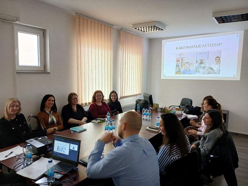 ШАМАЦ, 2. АПРИЛА /СРНА/ - У Центру за социјални рад Шамац одржано је предавање о теми "Разумјети аутизам – оснажити учитеље", на којем је указано на значај разумијевања, стрпљења, прихватања и подршке овим особама јер је свака од њих посебна.