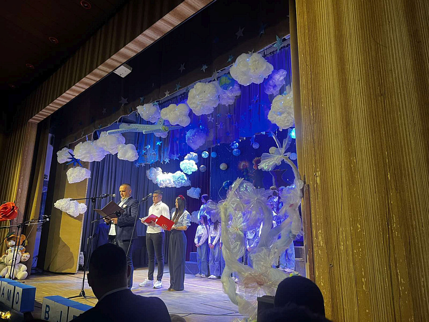 БИЛЕЋА, 2. АПРИЛА /СРНА/ - Основна школа "Свети Сава" у Билећи данас је организовала приредбу подршке ученицима са потешкоћама у развоју, поводом Свјетског дана свјесности о аутизму, како би подигли свијест о значају подршке њима и њиховим породицама.