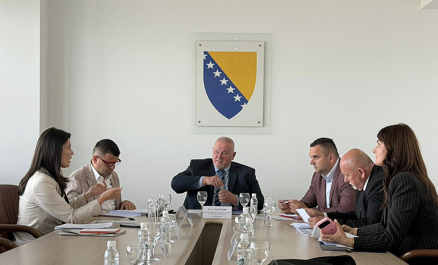 САРАЈЕВО, 30. АПРИЛА /СРНА/ - Комисија за избјеглице и расељена лица БиХ усвојила је данас у Сарајеву одлуке о финансирању 225 приоритетних пројеката обнове инфраструктуре у више локалних заједница, за шта ће бити издвојено више од 10 милиона КМ.