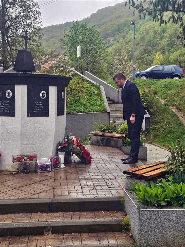 ПОДГОРИЦА, 30. АПРИЛА /СРНА/ - У Мурину код Плава данас је обиљежено 27 година од напада НАТО авијације на ово насеље у којем је убијено шесторо цивила, међу којима троје дјеце.