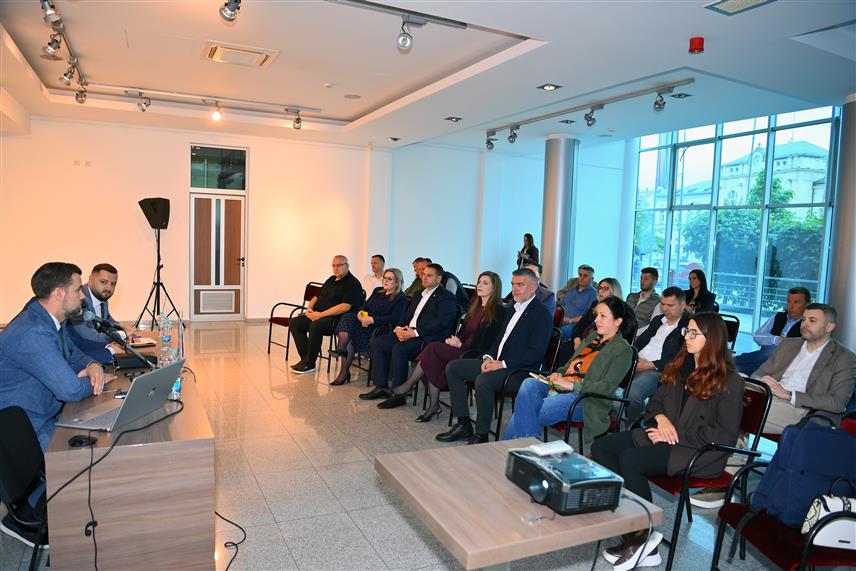 БИЈЕЉИНА, 30. АПРИЛА /СРНА/ - Представници привредних друштава из Бијељине, Подручне привредне коморе и Представништва Републике Српске у Аустрији одржали су састанак са циљем јачања међународне промоције привреде Републике Српске, са посебним акцентом на Семберију.