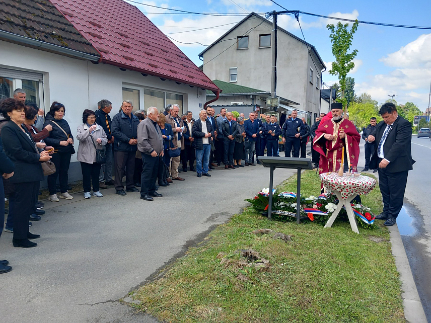 ПРИЈЕДОР, 30. АПРИЛА /СРНА/ – Полагањем вијенаца и служењем помена у Приједору је данас одата почаст првој жртви Одбрамбено-отаџбинског рата, полицајцу Раденку Ђапи из Горњег Јеловца који је погинуо прије 34 године.